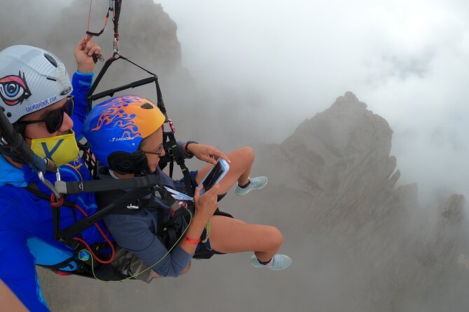 Acrobatic Paragliding Flight with Spanish Champion in Tenerife - Who will enjoy this most