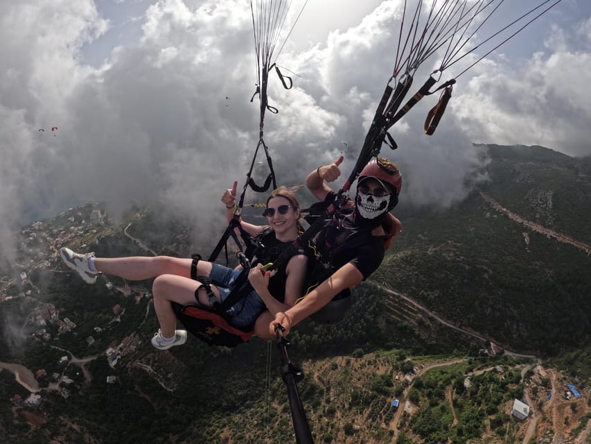 Alanya: Tandem Paragliding Adventura with licenced pilots - Landing near Alanya and returning to the office