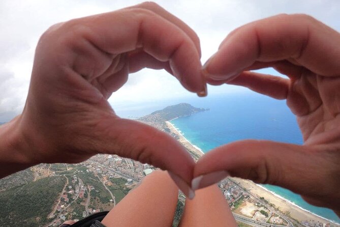 Alanya: Tandem Paragliding Experience - A short briefing and a mountain launch