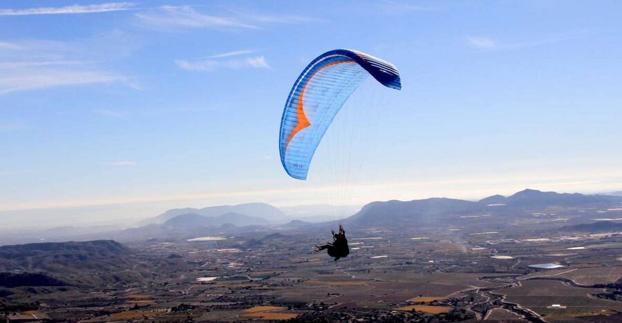 Alicante and Santa Pola: Tandem Paragliding Flight - Preparing for takeoff with Juan and Maria