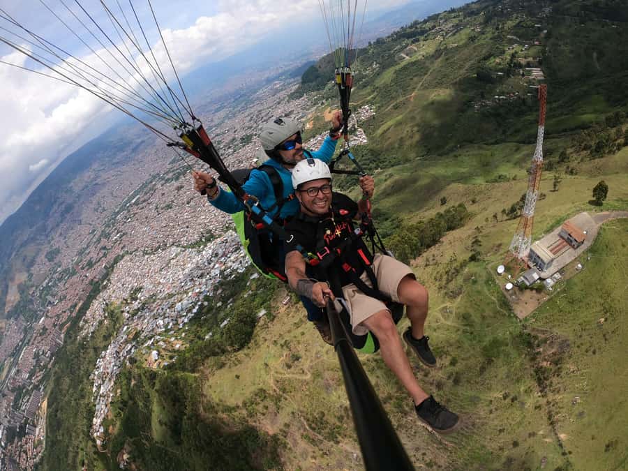 Bello: Paragliding in Medellín - The 15-minute flight: scenery first, stunts second