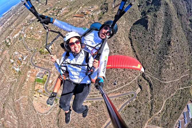 BRONZE tandem paragliding flight in South Tenerife, free pick up - The flight down to La Caleta beach