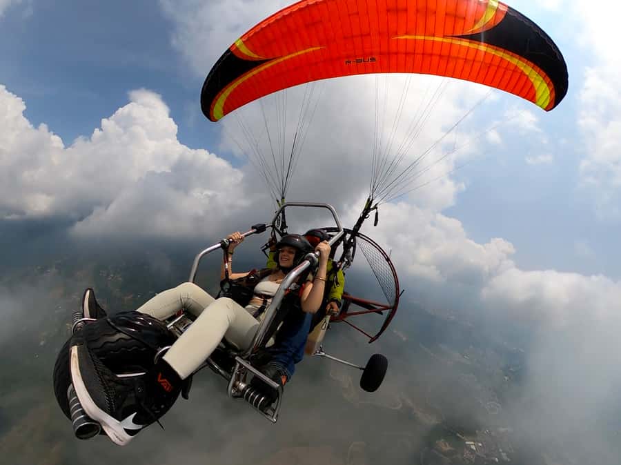 Cali: Paratrike Flight - Paragliding - Preparing for the tandem flight