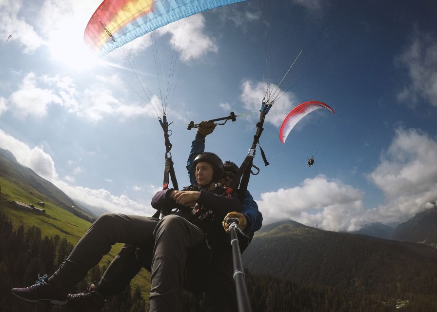Davos: Tandem Paragliding Flight - From Davos Platz to the Jakobshorn summit