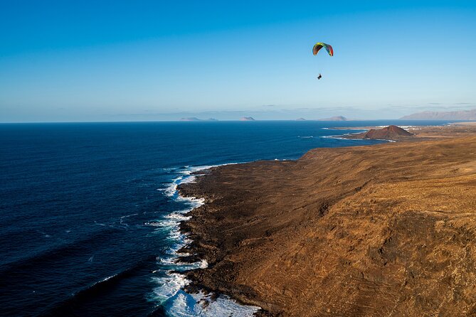 DISCOVERY FLIGHT tandem paragliding Lanzarote with pro pilot - A quiet flight over Lanzarote’s volcanic side