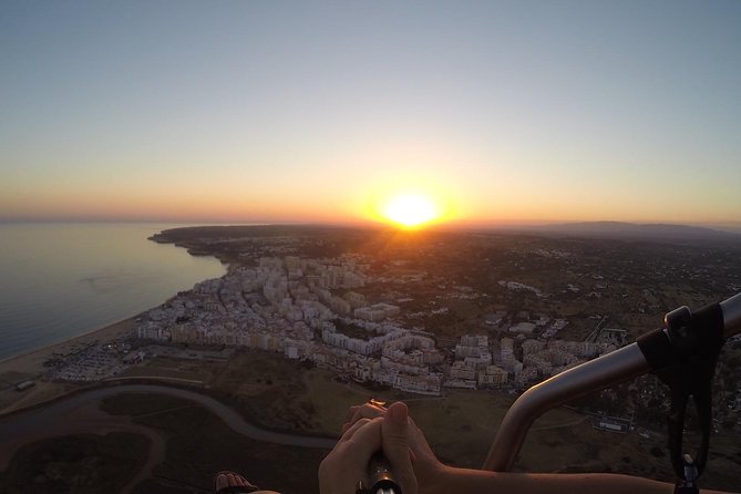 Flight experience over the beach in paragliding/paratrike in the Algarve with video. - Taking off from a field near Albufeira