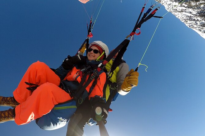 Fly in Paragliding! Paragliding experience over Chamonix! - Flying above Chamonix with Mont Blanc ahead