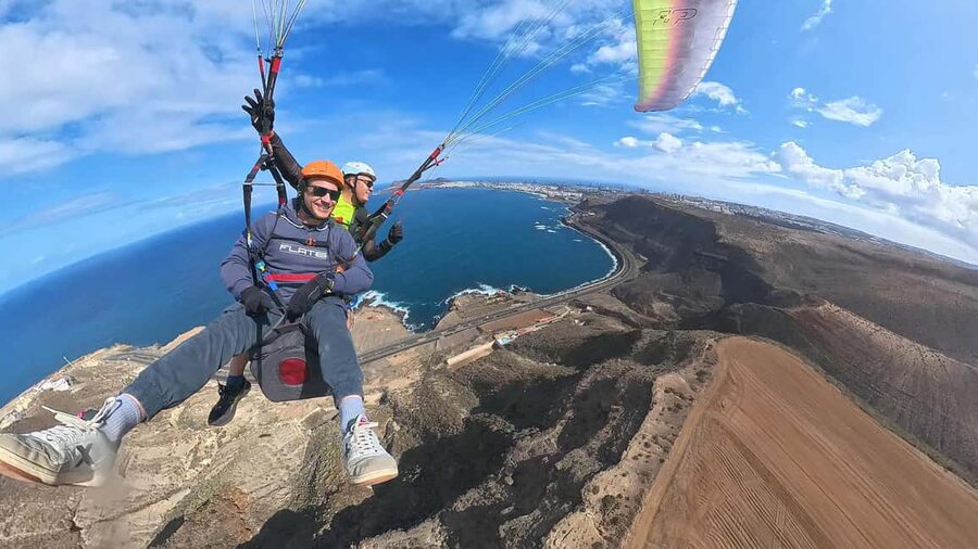 Gran Canaria: Paragliding Flight & Banana Plantation Tour - The hands-on banana lesson