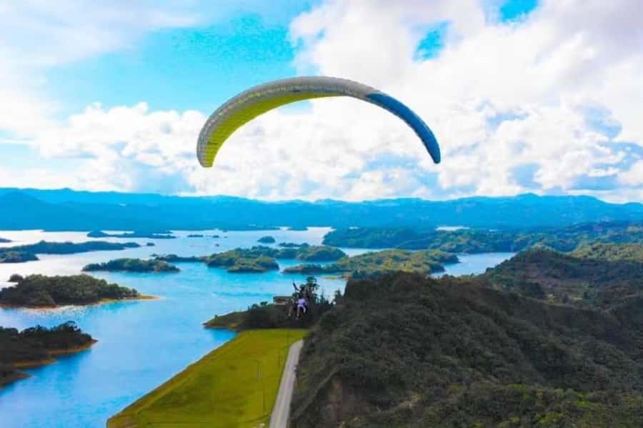 Guatape: Paragliding Experience - The safety briefing and equipment check