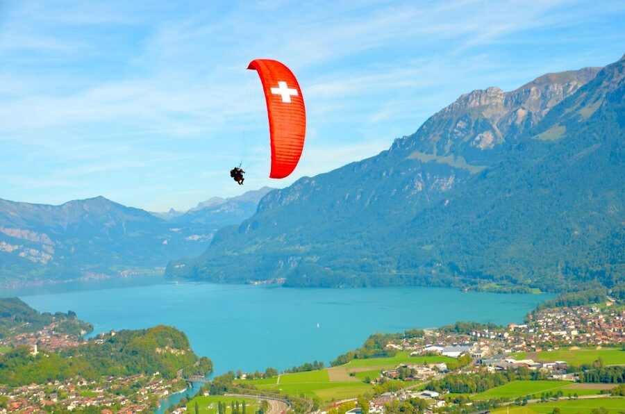 Interlaken: Paragliding Tandem High Flight - Meeting at the Victoria-Jungfrau landing field
