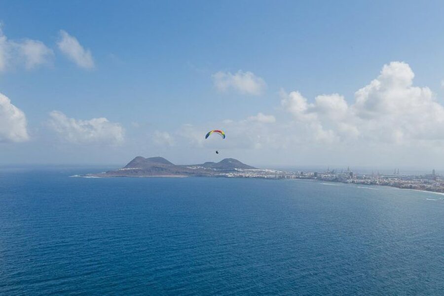Las Palmas: Paragliding Tandem Flight with Instructor - Alfredo and the human side of the flight