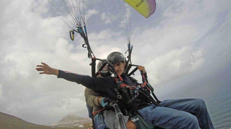 Las Palmas: Paragliding Tandem Flight with Instructor - Who should book this flight