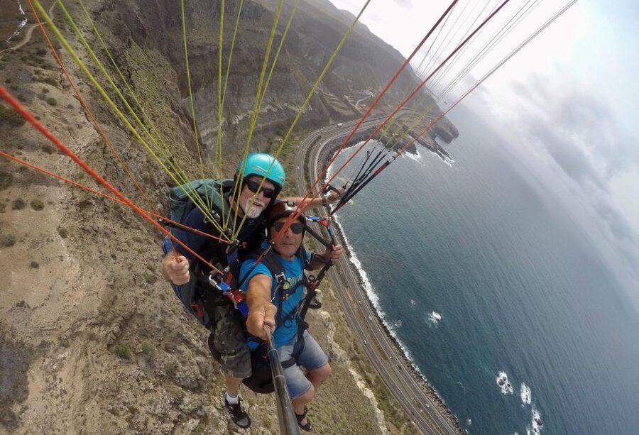 Las Palmas: tandem paragliding flights for everyone - A gentle takeoff for first-time flyers