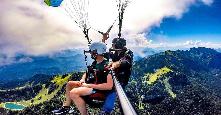 Lenggries: Tandem Paragliding Flight - The safety briefing before takeoff