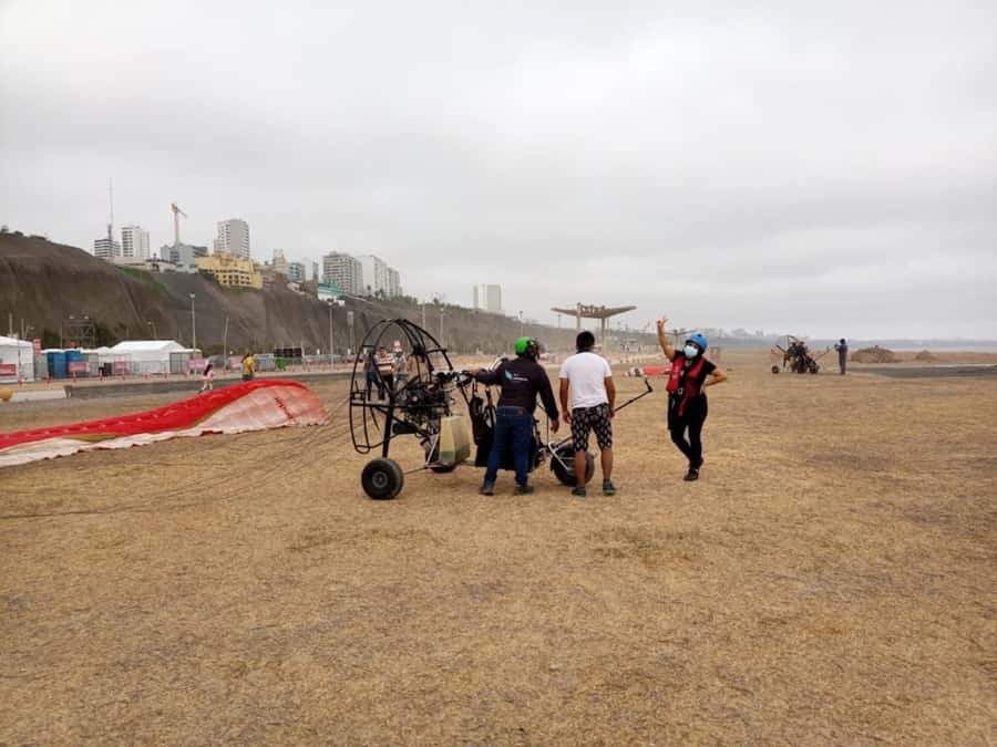 Lima: Paragliding Flies Over Costa Verde (Miraflores) + Videos Included - The final decision: a quick thrill with a real view