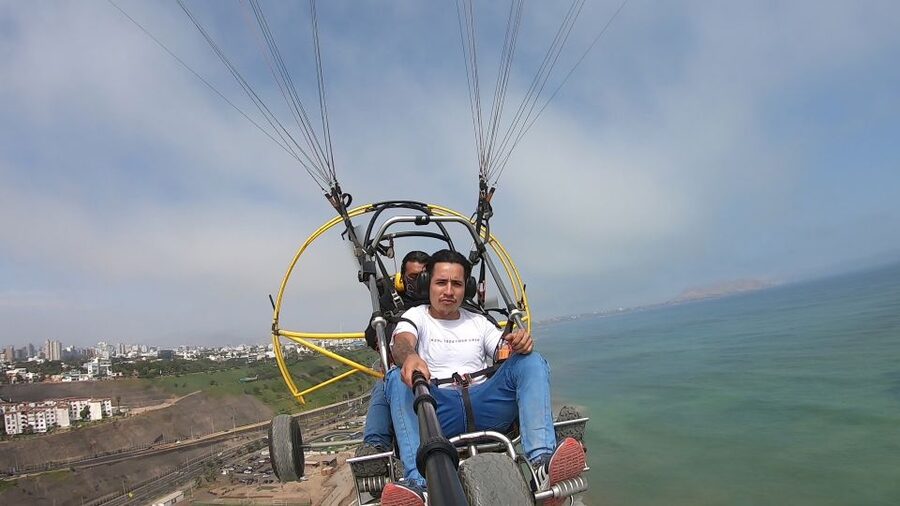 Lima: Paragliding Flight Over Costa Verde Districts - Finding the meeting point without losing time