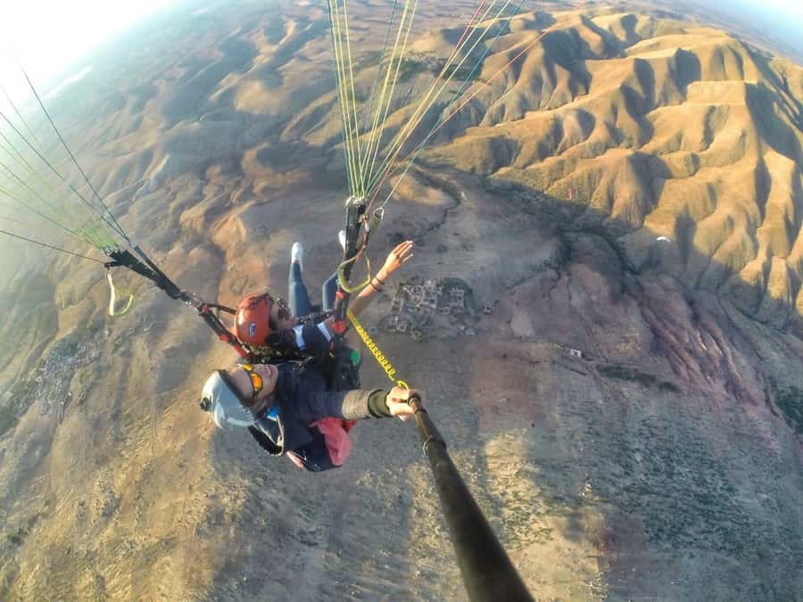 Marrakech: Paragliding flight over the Agafay desert and the High Atlas mountains - Preparing beside a 1,000-meter hill