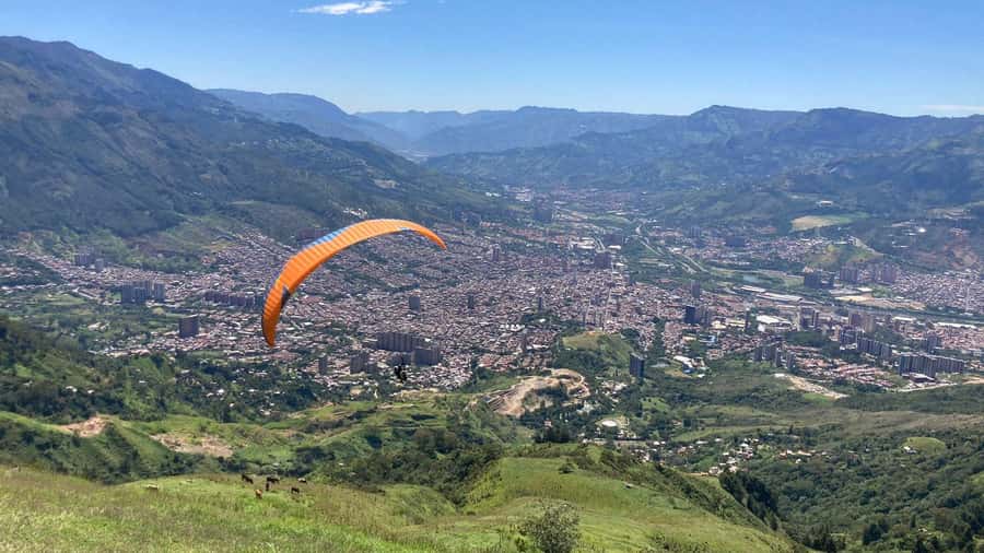 Medellín Paragliding - Go Pro Included - Registration and safety at the takeoff site