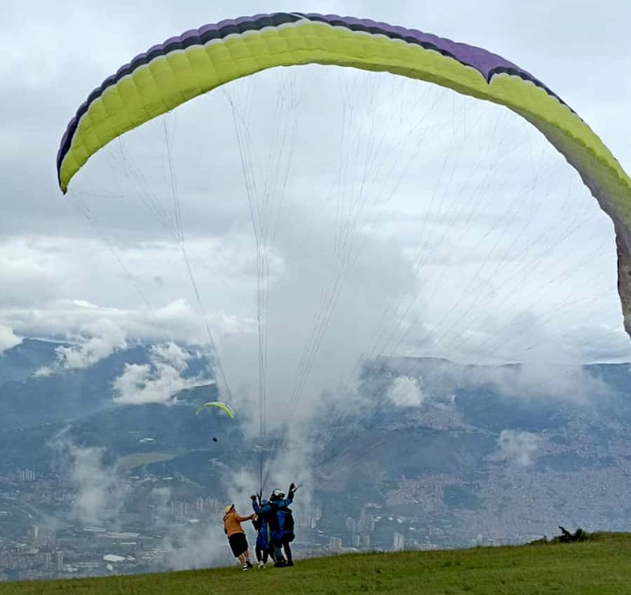 Medellín: Paragliding in the Colombian Andes - What happens at the mountain base