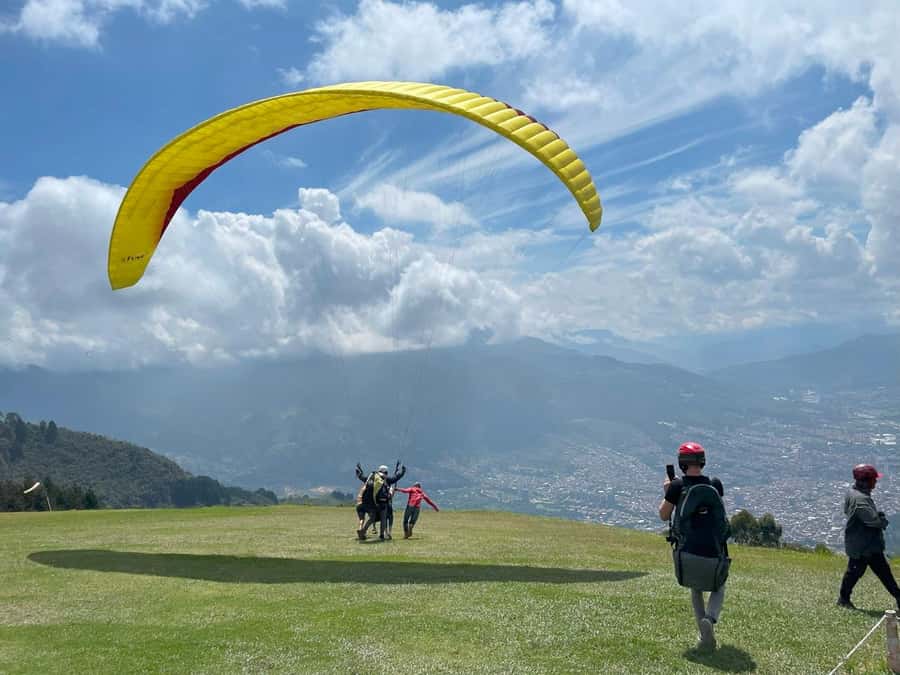Medellín: Private Tour to Guatapé + Paragliding - Why combine Guatapé, El Peñol, and paragliding?