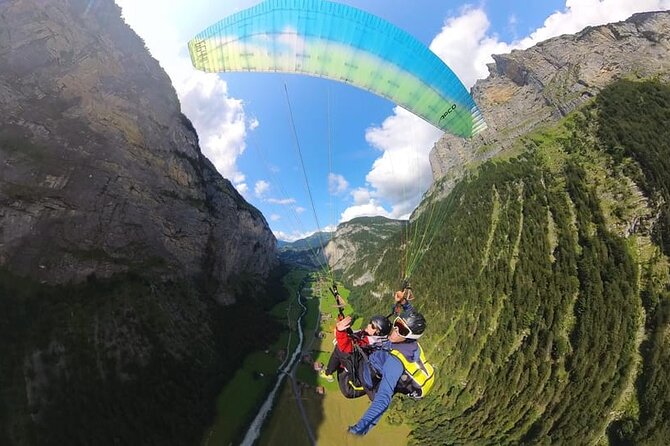 Mürren Lauterbrunnen: Paragliding Panorama Tandem Flights - Landing in Stechelberg