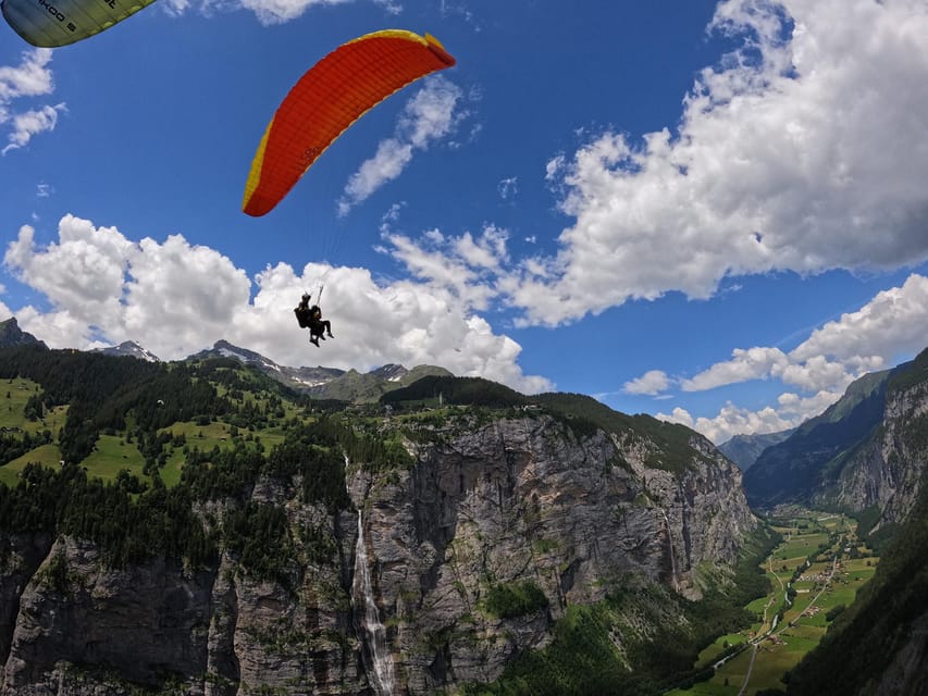 Mürren: Paragliding over Lauterbrunnen Cliffs and Waterfalls - Who will enjoy this most?