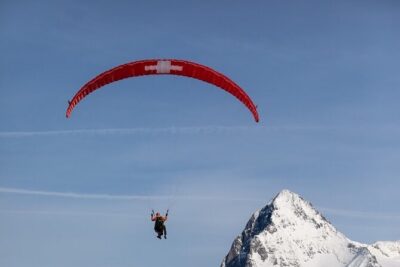 Mürren: Paragliding over the Lauterbrunnen Valley