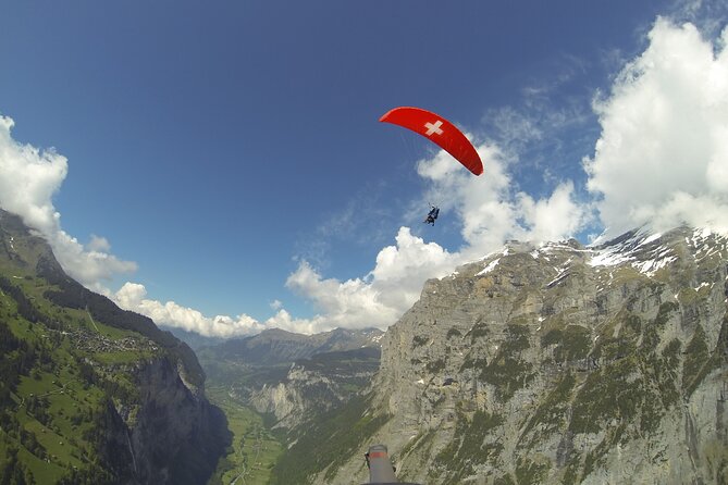 Mürren: Paragliding over the Lauterbrunnen Valley - The landing at Stechelberg