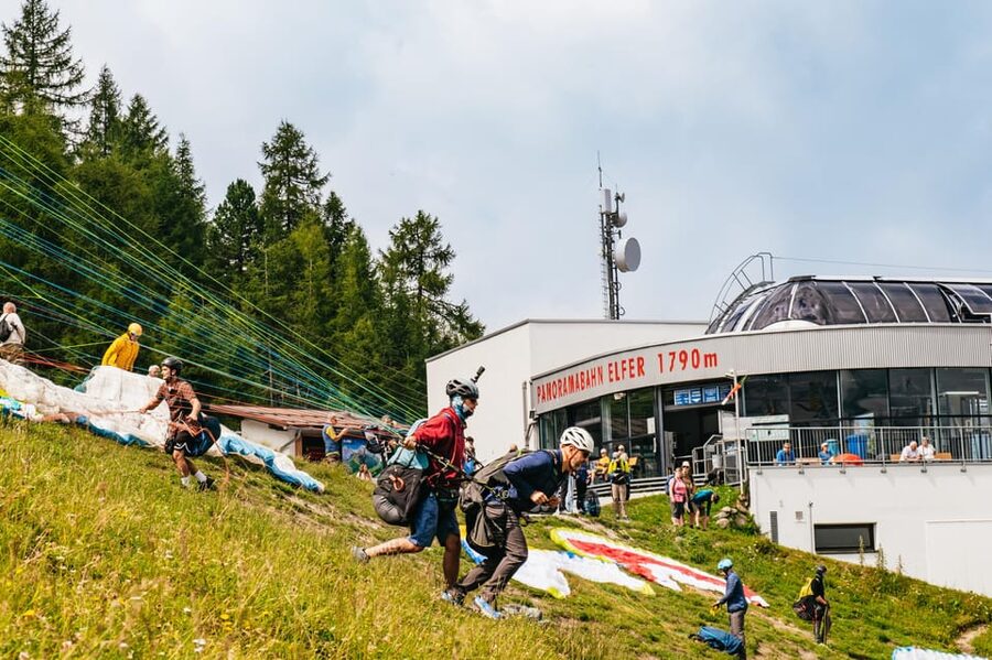 Neustift im Stubaital: Tandem Paragliding Flight - The landing back in Neustift