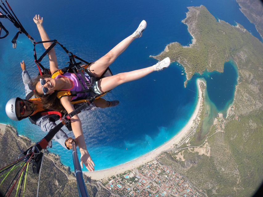 Oludeniz: Tandem 30-Minute Paragliding Flight - A short briefing before the leap