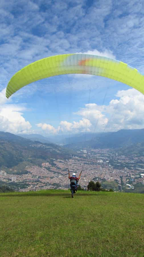 Paraglide over beautiful Medellin - Key points to know before you book