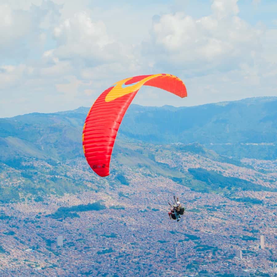 Paraglide over beautiful Medellin - The ride up and the first look at the valley