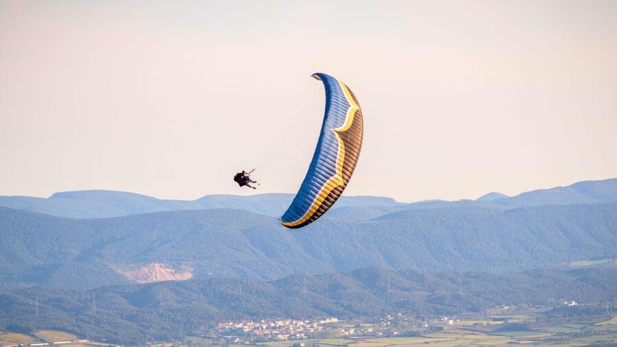 Paragliding: Experience the magic of flying near Barcelona. Report included - The safety briefing and equipment