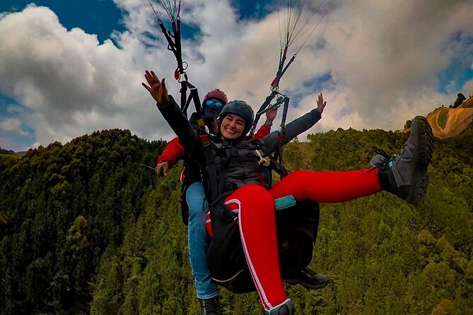 Paragliding flight in Medellin with expert pilots - What the Medellín paragliding experience is really like