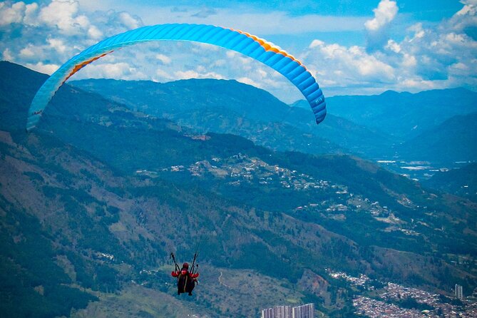 Paragliding flight in Medellin with expert pilots - What is included, and what will cost extra