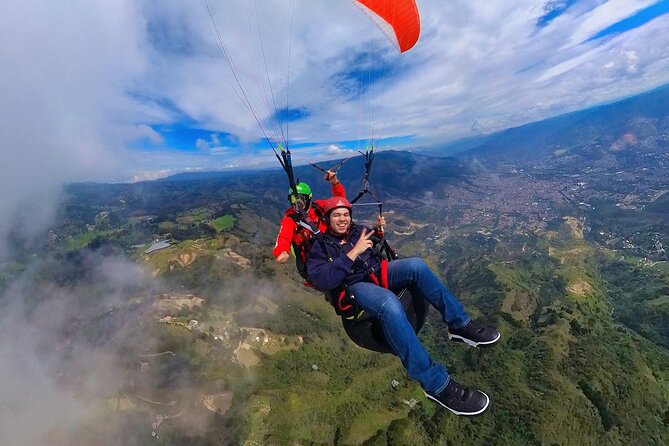 Paragliding flight in Medellin with expert pilots - Who will enjoy this flight most