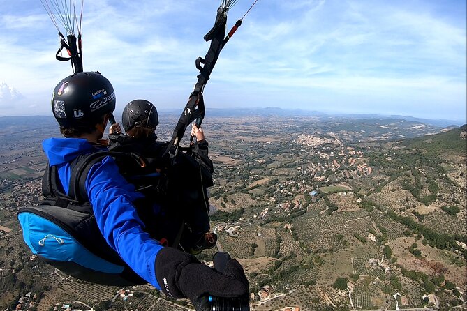 Paragliding flight over the Gardens of Ninfa - What happens before takeoff