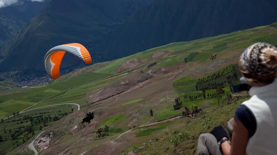 Paragliding flight through the Sacred Valley of the Incas - From Cusco’s Plaza de Regocijo to Racchi