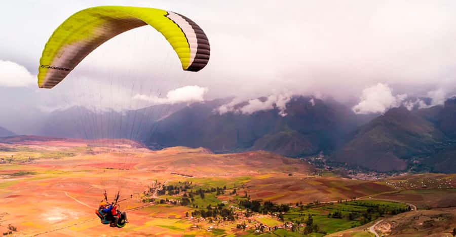 Paragliding flight through the Sacred Valley of the Incas - Preparing at Cerro Sacro