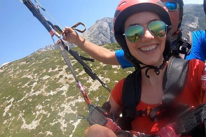 Paragliding Fly Tandem Vlora - How the pilot helps first-time flyers