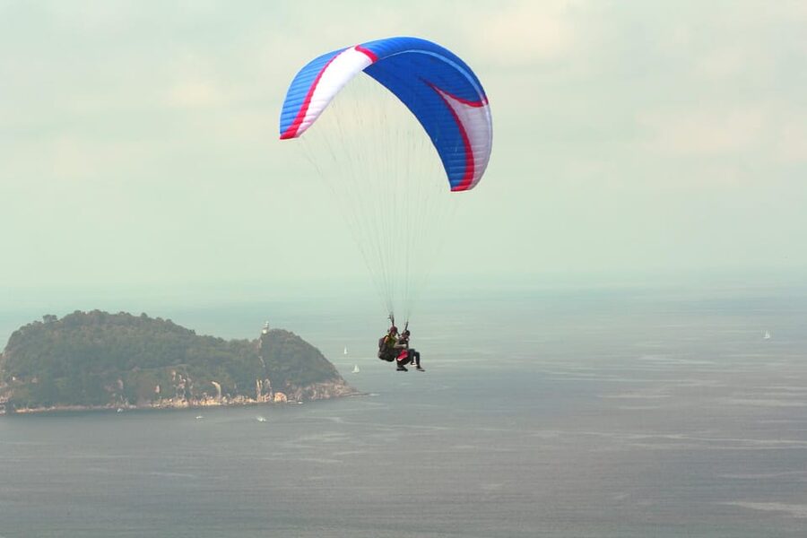 Paragliding in San Sebastian - From Orio meeting point to the Kukuarri launch