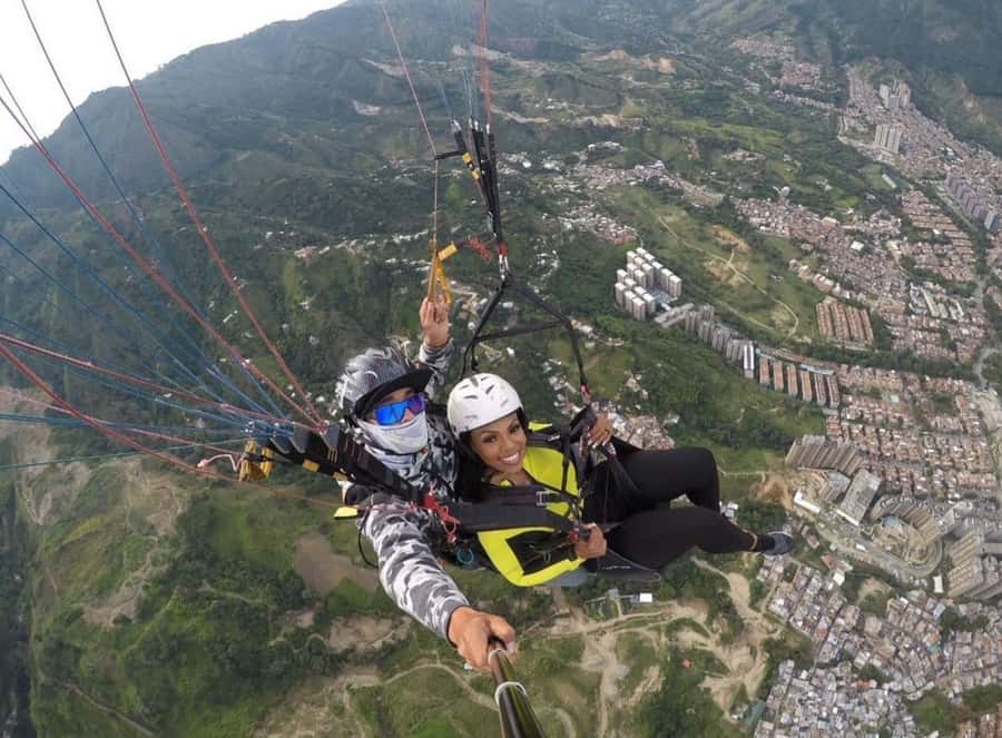 Paragliding Medellin with Transportation and free Videos - Asking for tricks in the air