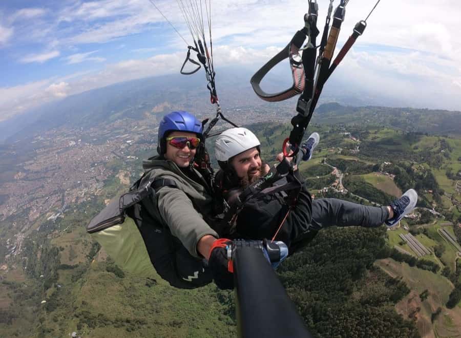 Paragliding Medellin with Transportation and free Videos - The 15-minute flight over Medellín and Bello