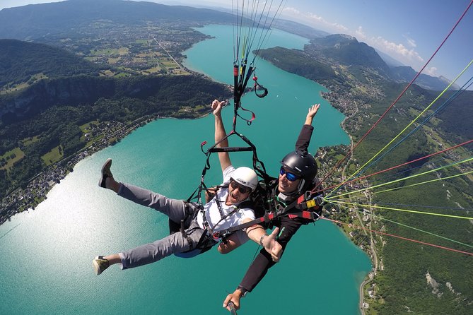 Paragliding Performance flight over the magnificent Lake Annecy - Lake views with a shot of adrenaline