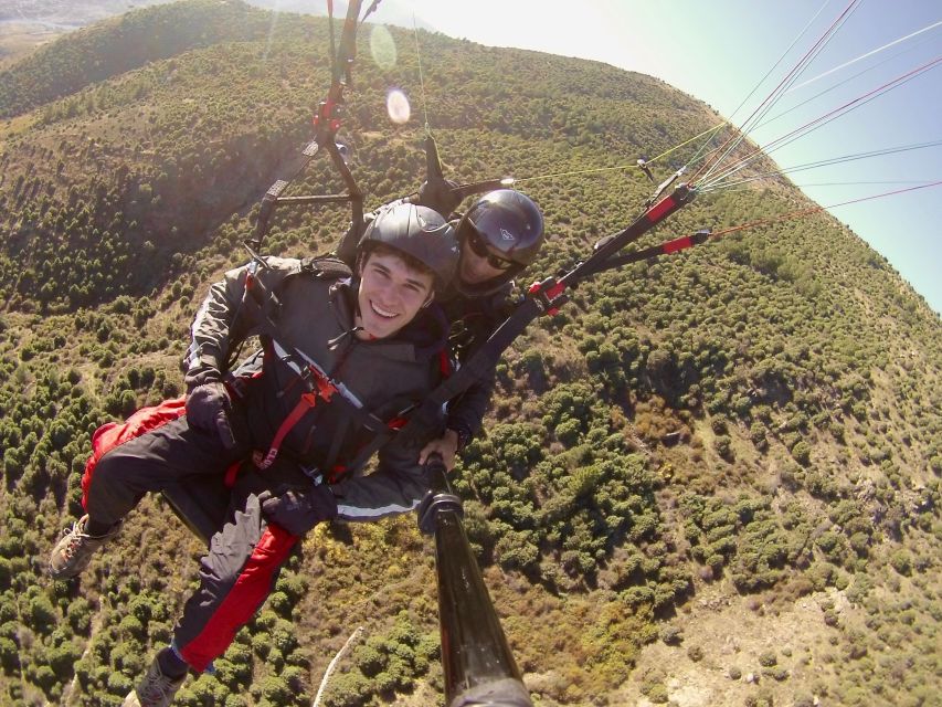 Paragliding Tandem Flight from Madrid - Who will enjoy this most?