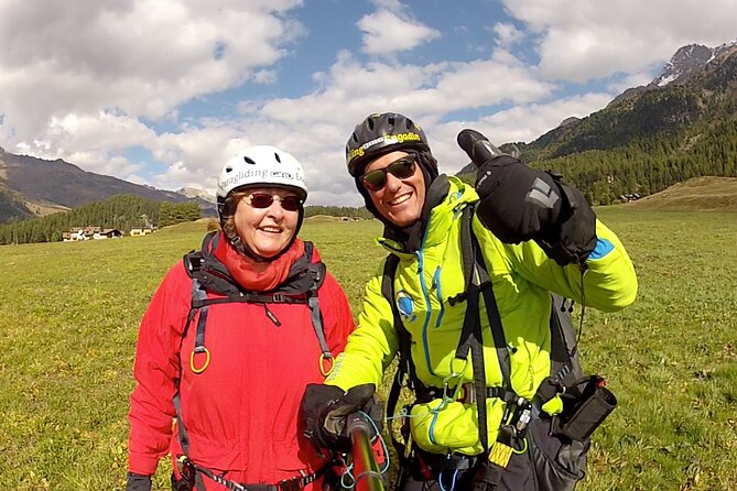 Paragliding Tandem Flights in Engadin - The landing near the meeting point