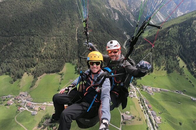 Paragliding & Tandemflüge with World Champion & Team, Stubaital - Leaving the Stubai Valley on a paraglider