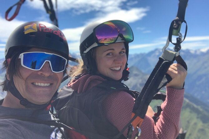 Paragliding & Tandemflüge with World Champion & Team, Stubaital - Settling into the tandem harness