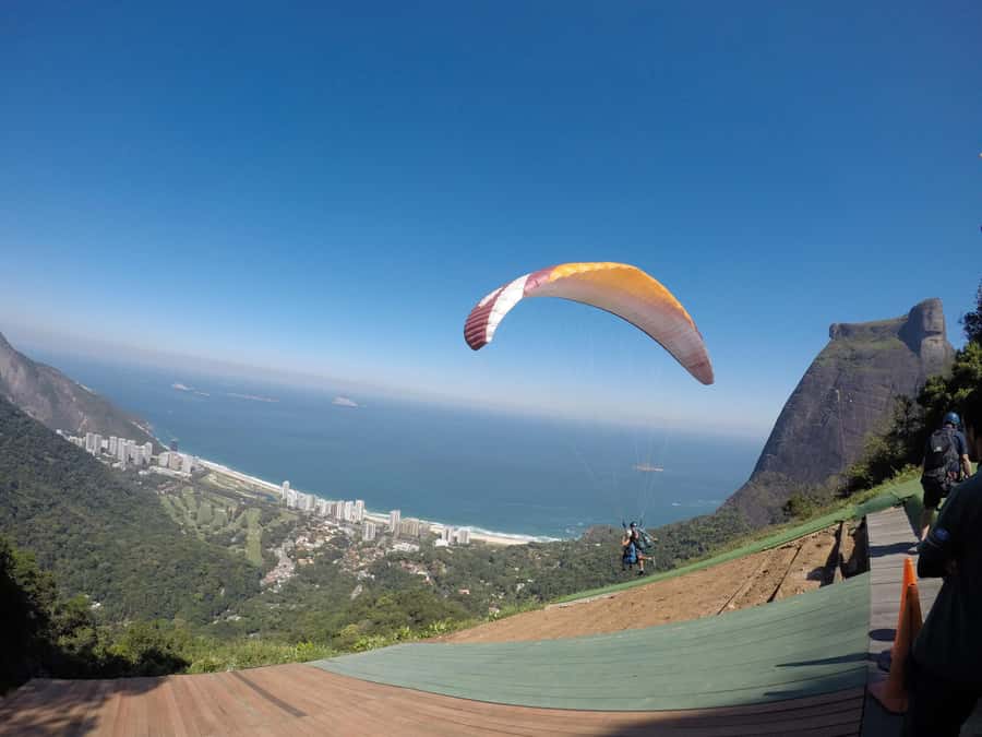 Rio de Janeiro: Paragliding with Hotel Pick-up & Drop-off - The flight: calm gliding with a faster finish