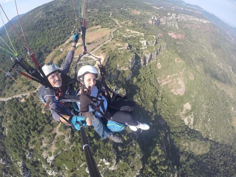 Salou: Mussara Mountains Paragliding - Meeting the pilot and getting ready to fly